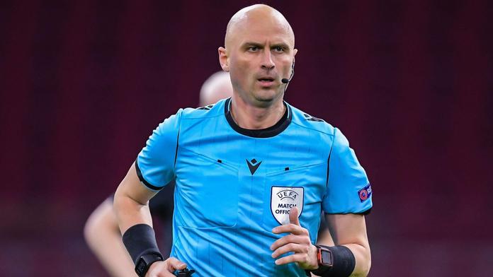 Na český tým jde sudí, který kartami rozhodně nešetří. Penalty má taky rád