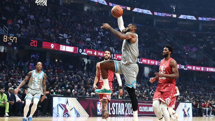 LeBron James smečuje na All-Star Game 2022