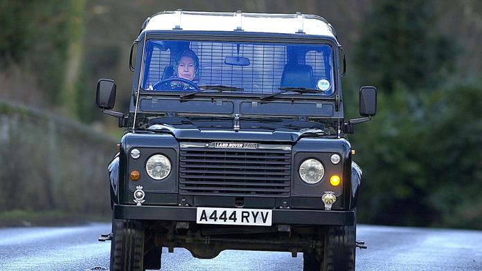 Alžběta II.: náruživá řidička bez autoškoly, která vyděsila i saúdského prince