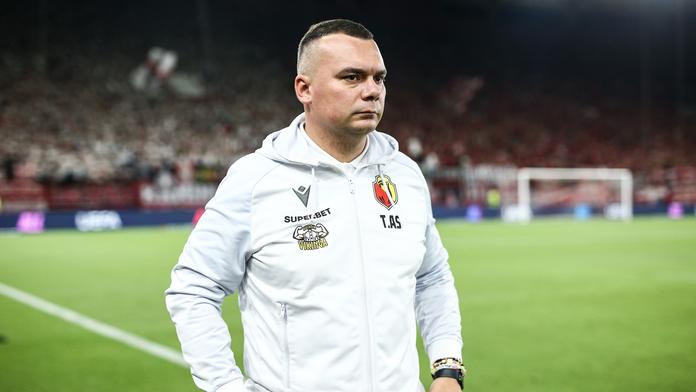 Polský fotbal řeší velký skandál! Trenér soupeře Plzně měl posílat SMS rozhodčím