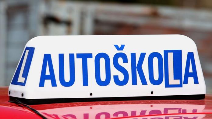 Řidičák na autodromu a řízení pod dohledem. Chystá se zpřísnění!