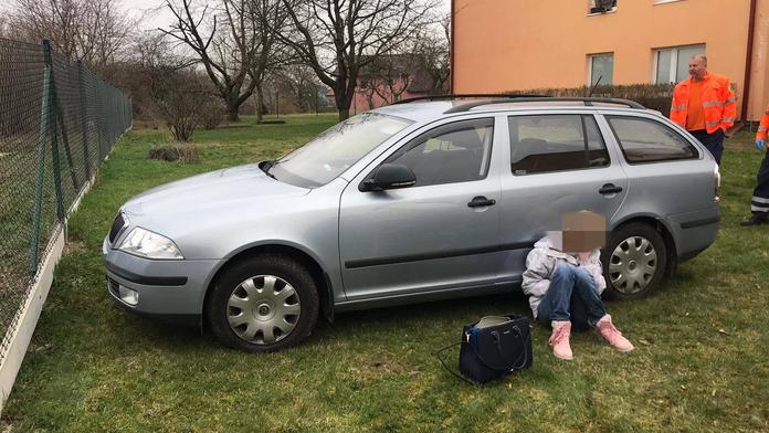 Řidička narazila do domu a je v kómatu, volali policii. Bylo to jinak