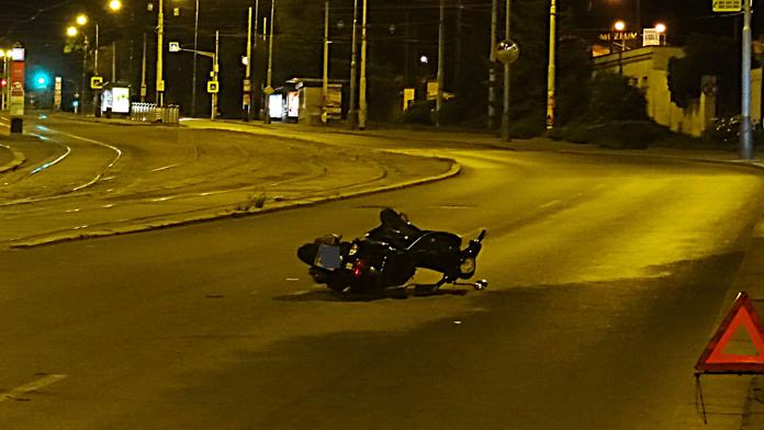 Skútrař vjel do cesty autu. Kromě krve kaskadéra mu v žilách koloval alkohol
