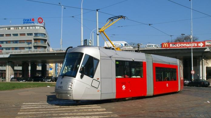 Neznámý útočník v Praze prostřílel okna tramvaje!