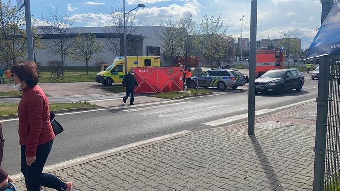 Aktivistka si přilepila ruku k silnici. Zablokovala dopravu, jela pro ni sanitka