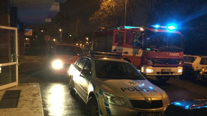 Opilá žena ulehla s cigaretou. Z hořící pohovky ji zachránili policisté