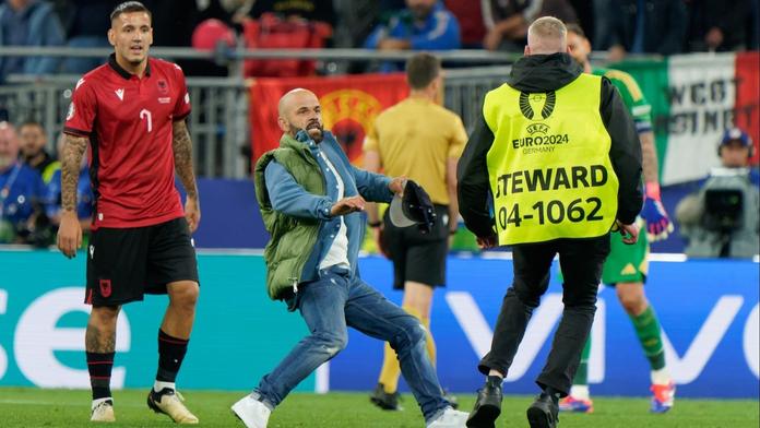 Fanoušek na hřišti narušil zápas na Euru. Náš nejlepší driblér, smějí se Albánci