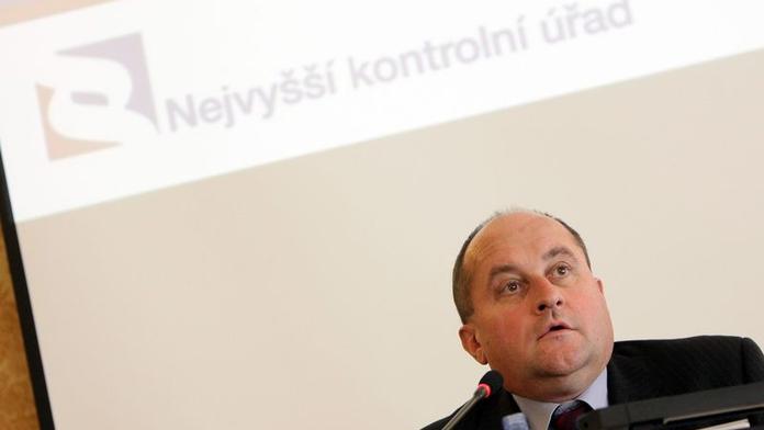 POLICIE obvinila šéfa NKÚ Dohnala. Hrozí mu 10 let!