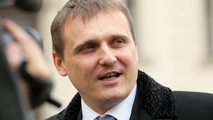 VV si volí nového šéfa. Johna nahradí v čele strany Bárta