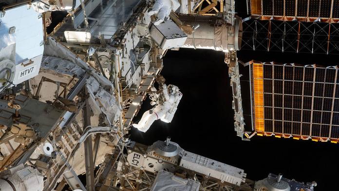 Astronauti vyrazili mimo bezpečí ISS, připojili nový adaptér