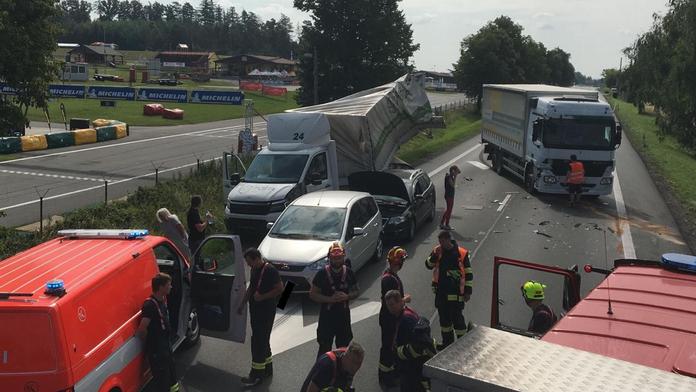 Pátek na silnicích začal špatně, po čtyřech nehodách je deset zraněných