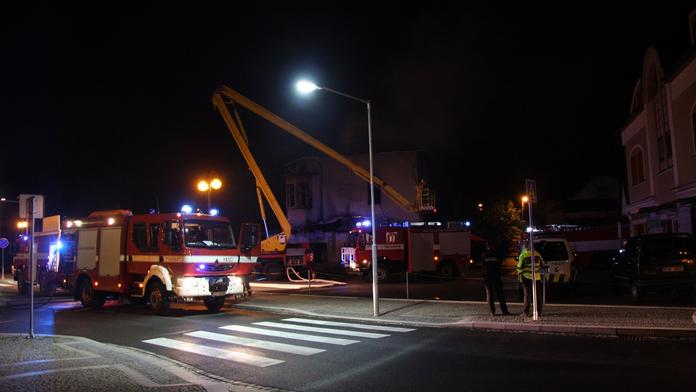 V Rožnově pod Radhoštěm hořel bývalý mlýn. Uvízli v něm čtyři lidé