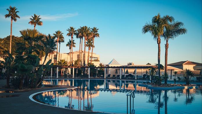 Na Krétě v bazénu našli mrtvou turistku. Policie zatkla plavčíka i vedení hotelu