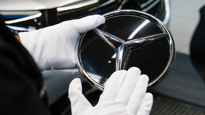 Mercedes mění logo? Nová třícípá hvězda je menší, prý jen dočasně