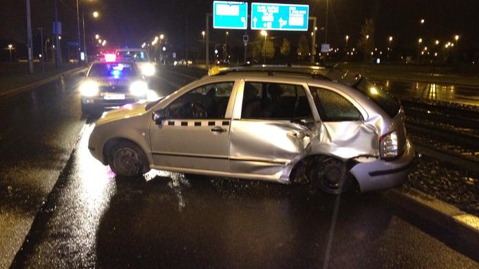 Při honičce s policisty naboural řidič šest aut. Pomohly až zbraně