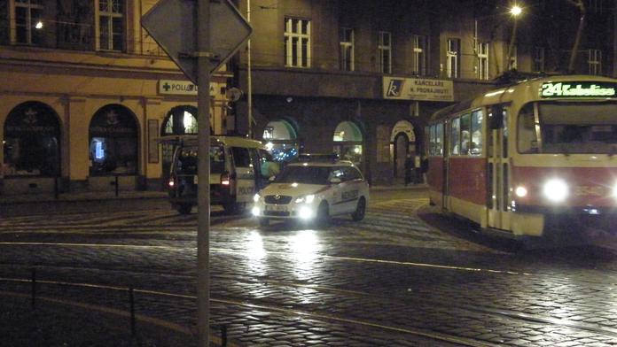 Opilec spadl pod tramvaj. Táhla ho přes 200 metrů