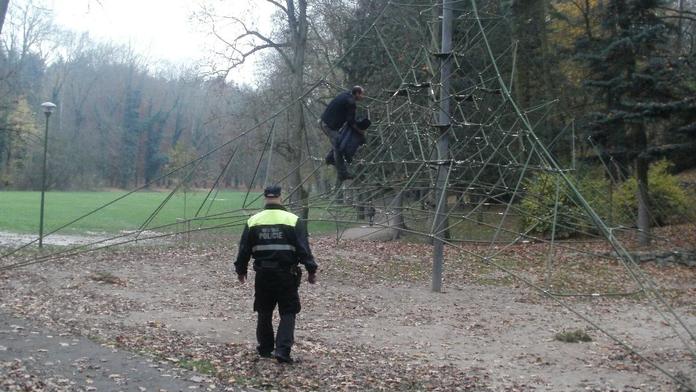 Na prolézačce se skrýval před obřím hadem, skončil v blázinci