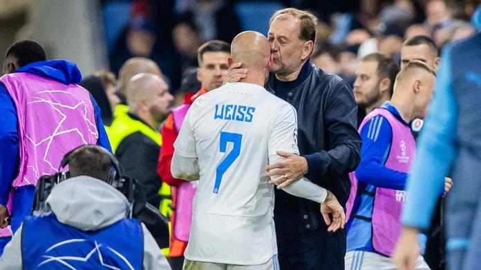 Vladimír Weiss mladší se svým otcem při utkání Ligy mistrů s Manchesterem City
