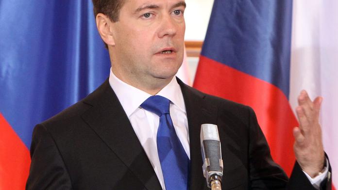 Medveděv před svým koncem stíná hlavy
