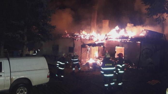 Děda zachránil vnouče i rodiče před plameny. Sám v domě uhořel