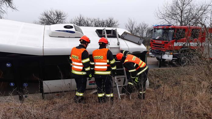 Nehoda uvěznila cestující v autobusu. Hasiči je dostali ven střechou