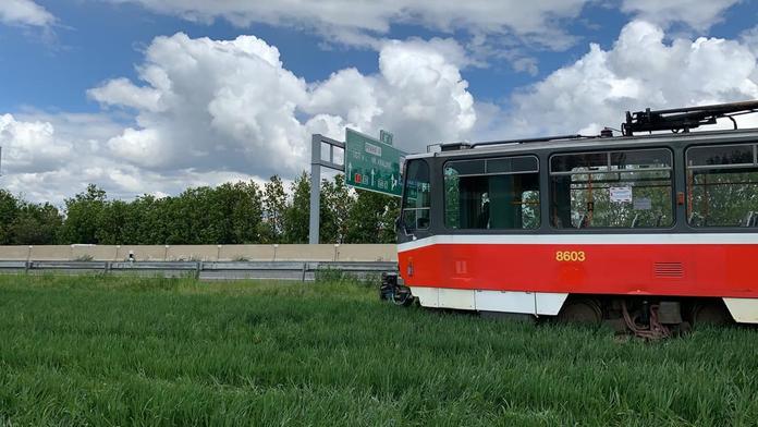 Na tramvaj u D1 se vrhli sprejeři, čistá nevydržela ani půl dne!