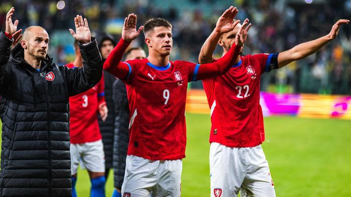 Slavící čeští fotbalisté Václav Černý (zleva), Adam Hložek a Tomáš Souček