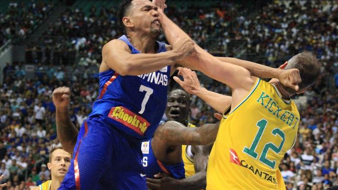 Pěsti i kopačky na hlavu: V divoké šarvátce byl i borec z NBA! VIDEO