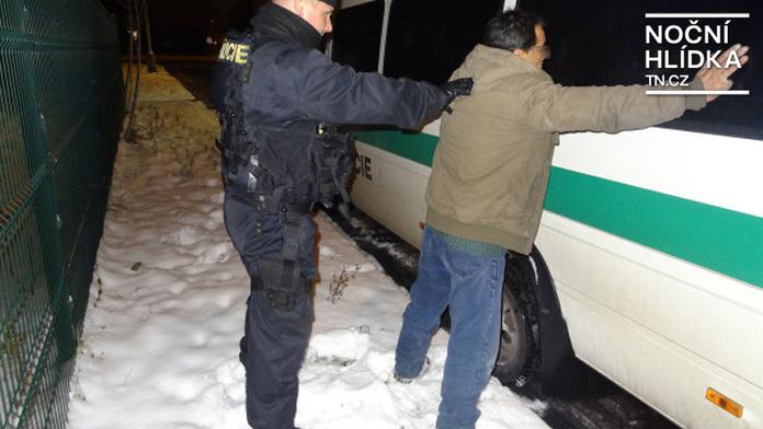 Razie v Praze: Policisté prohledávali ubytovny, squaty i jeskyně