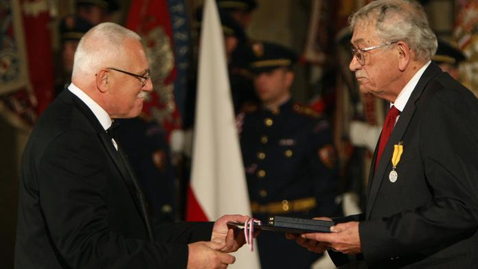 Klaus vyznamenal válečné veterány i karikaturistu SEZNAM