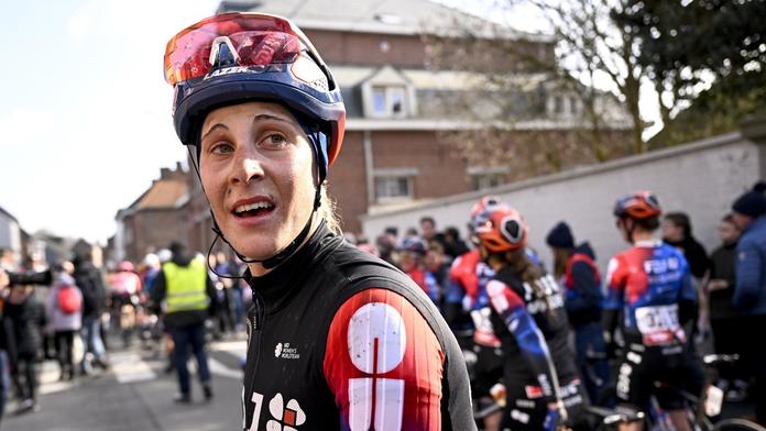 Salto smrti. Slavná cyklistka zažila hororový pád, nevyvázla bez potíží