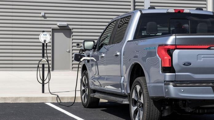 Automobilku Ford vyděsil požár nových elektrických pick-upů. Musela zastavit výrobu