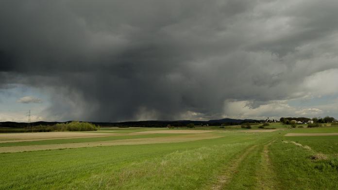 Na jihu Česka se objevily vysoké teploty, od západu jde pásmo dešťů