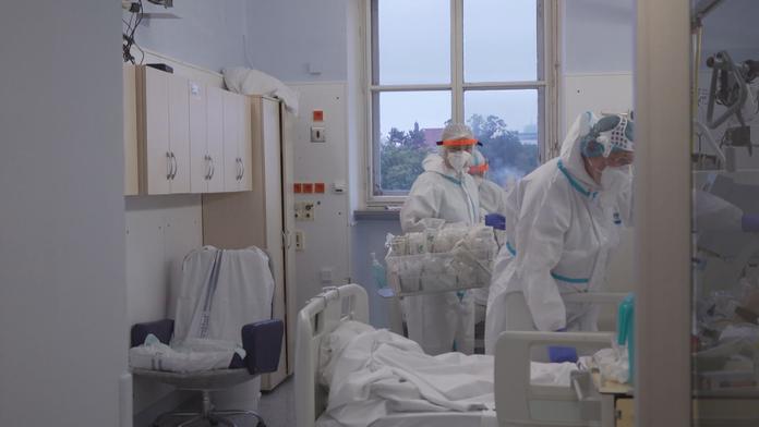 V Česku poprvé zemřel s covidem člověk, kterému ještě nebylo 25 let
