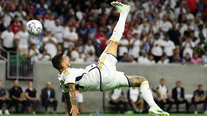 Joselu dává gól nůžkami