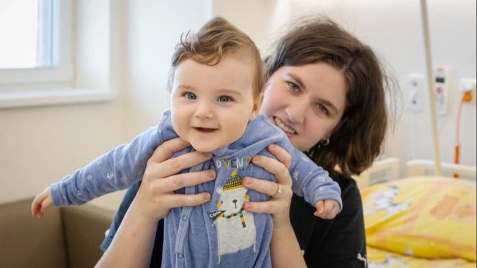Zázrak v ostravské nemocnici. Lékaři zachránili kojence, který se narodil bez konečníku