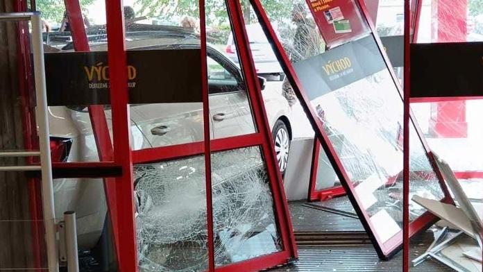 Osobní auto vjelo do vestibulu prodejny