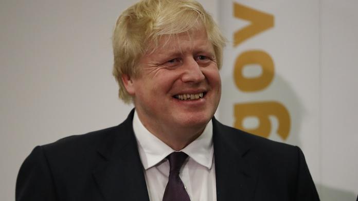 Johnson trvá na brexitu, Británie má z EU odejít na Halloween