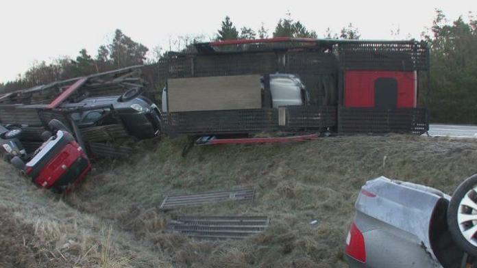 Kamion vysypal NÁKLAD AUTOMOBILŮ! Silnice UZAVŘENA!
