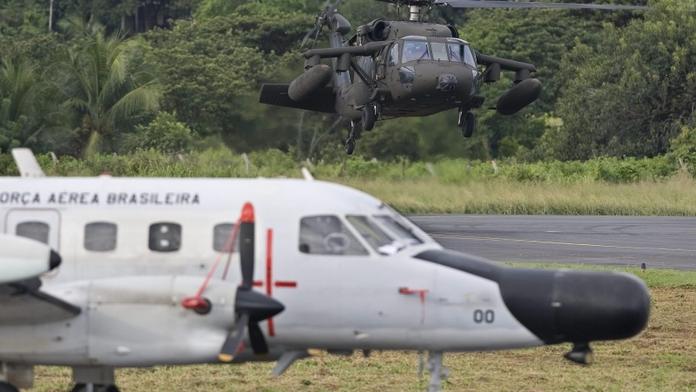 Air France hrozili bombou. Teď loví záchranáři trosky