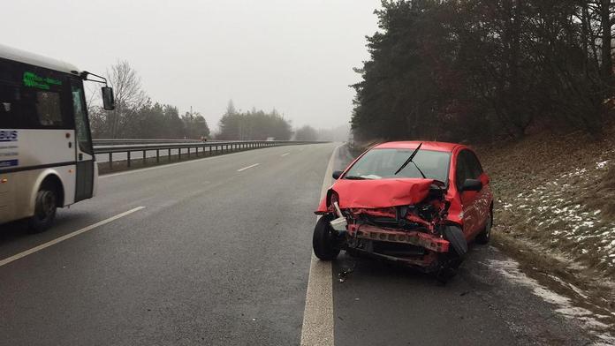 ČHMÚ varovala před ledovkou, policie vyjížděla k desítkám nehod