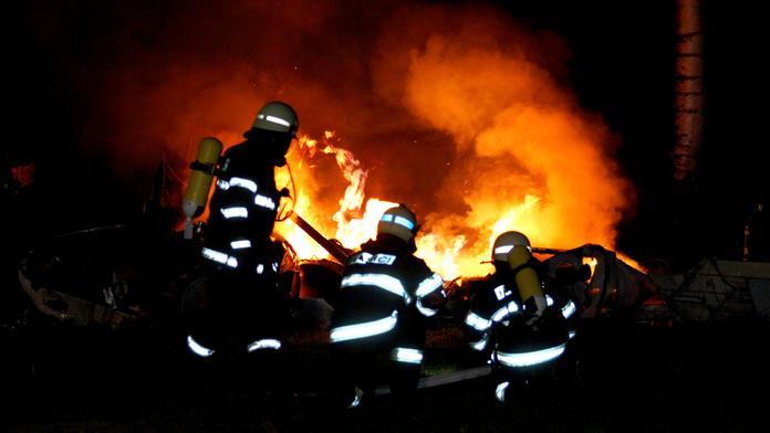 Stohy zapaloval dobrovolný hasič! Vypátrala ho policie, přiznal se