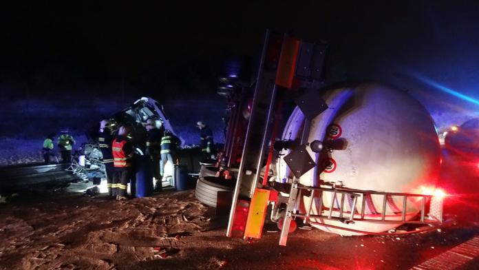 Dálnici D8 zablokoval před Prahou převrácený tahač s cisternou