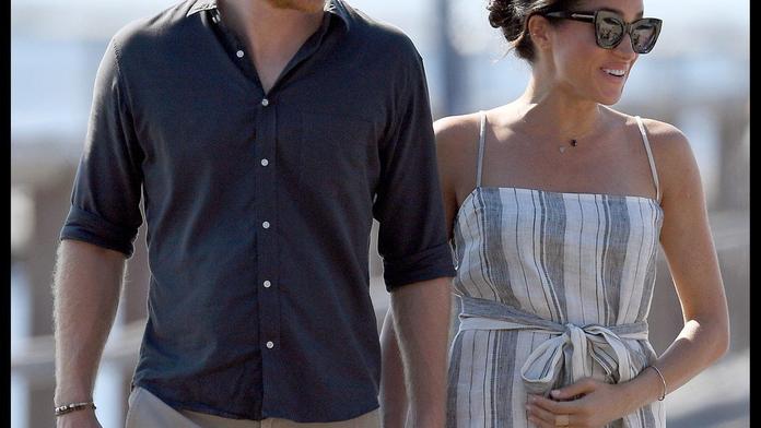 Už kope? Meghan si držela bříško! Rozparek ale ukázal až příliš