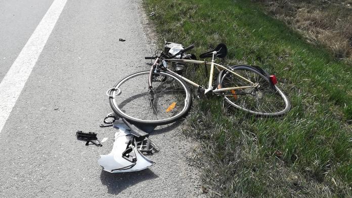 Smetl cyklistu a narazil do domu! Řidič se zranil, 2 lidé jsou po smrti