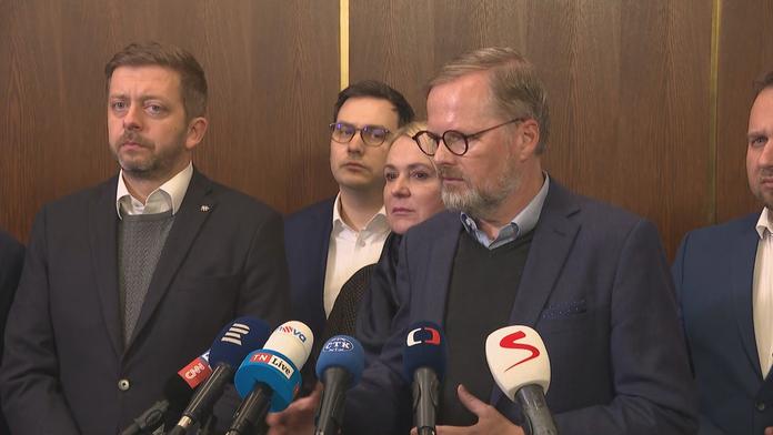 Češi nejvíc důvěřují hasičům. Vláda v průzkumu dopadla katastrofálně