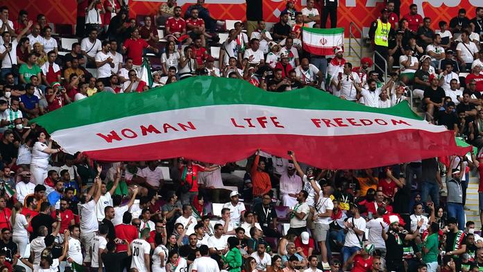Íránští fotbalisté nezpívali hymnu. Podpořili protesty proti režimu