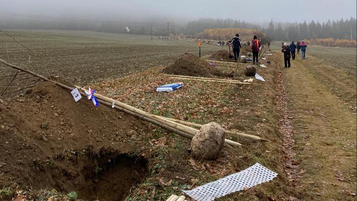 Rodiny politických vězňů vysadily Alej svobody. Bude připomínat oběti represí