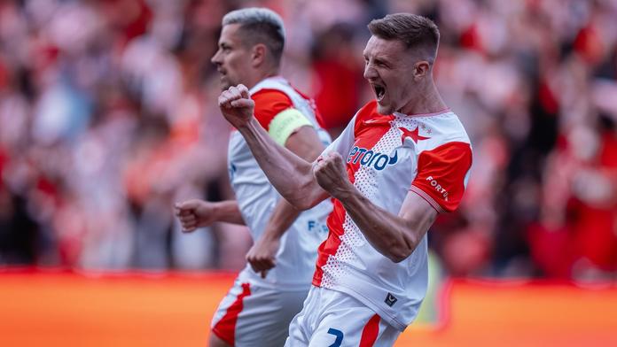 Po titulu zásnuby. Opora Slavie požádala po oslavách partnerku o ruku