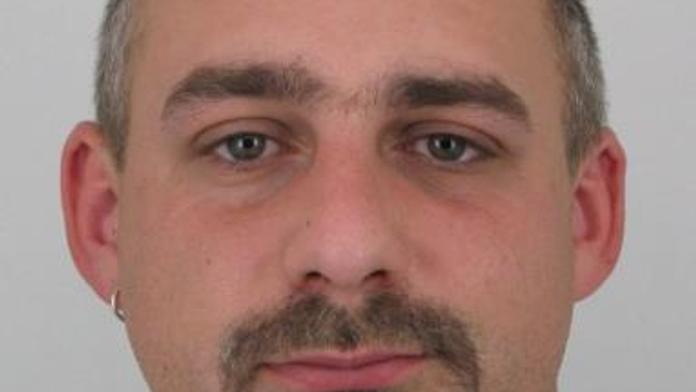 Nevíte, kde najít tohoto lupiče? Je nebezpečný, varuje policie!
